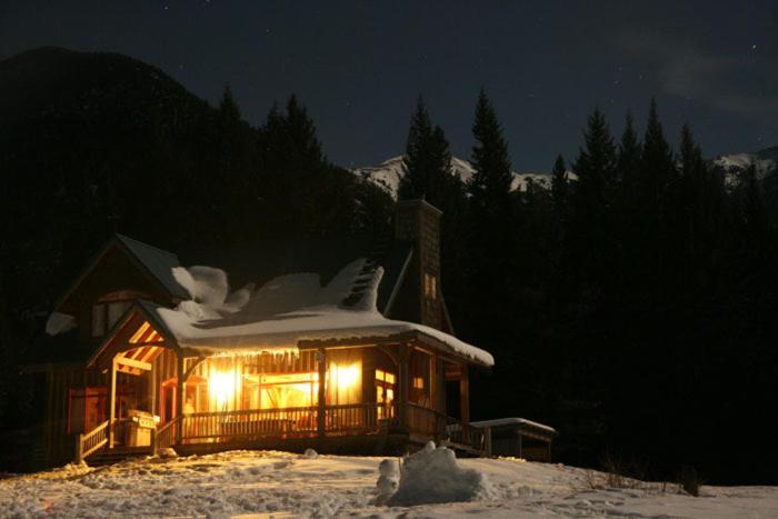 Nipika Mountain Resort Radium Hot Springs Exterior foto